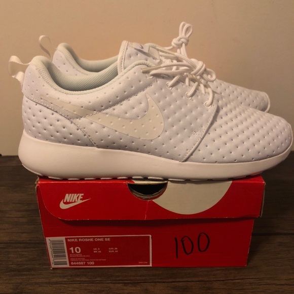 Nike Other - Men’s Nike Roshe Run SE All White running size 10